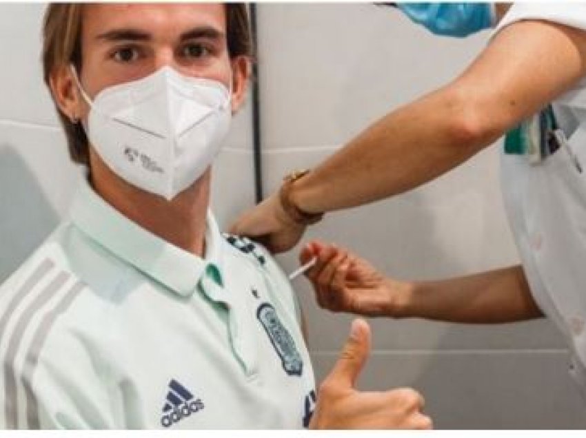 Futbollistët e Spanjës marrin dozën e parë të vaksinës 