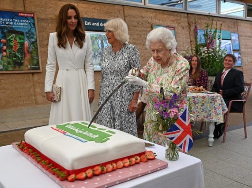 E pazakontë/ Mbretëresha Elizabeth pret tortën me shpatë