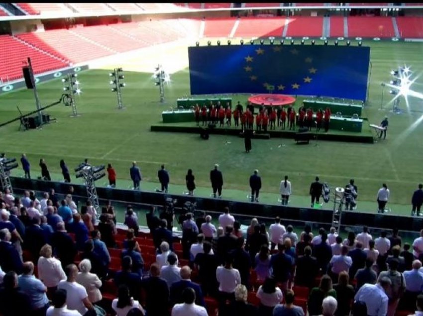 Fillon Kongresi i jashtëzakonshëm i PS, në stadiumin ”Air Albania” luhet himni kombëtar