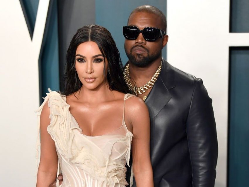 Kanye West largon nga Twitter Kim Kardashian dhe motrat e saj