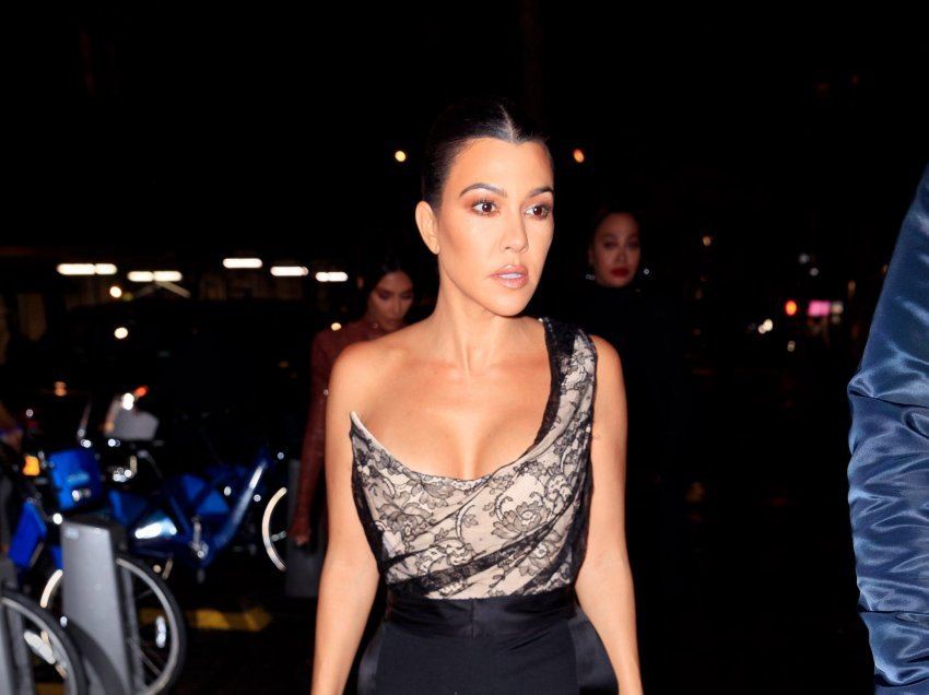 Kourtney Kardashian vjen joshëse me rroba-banje ngjyrë neoni