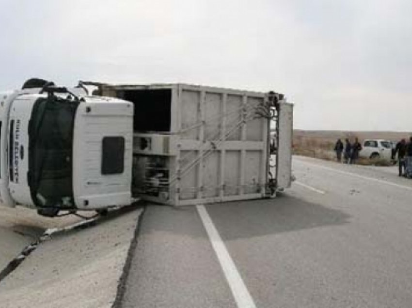 Aksident trafiku në Elbasan, kamioni përmbyset në rrugë, bllokohet qarkullimi