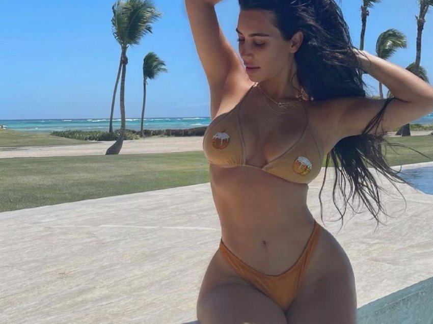 Kim Kardashian ndan foto nga pushimet në një vend tropikal