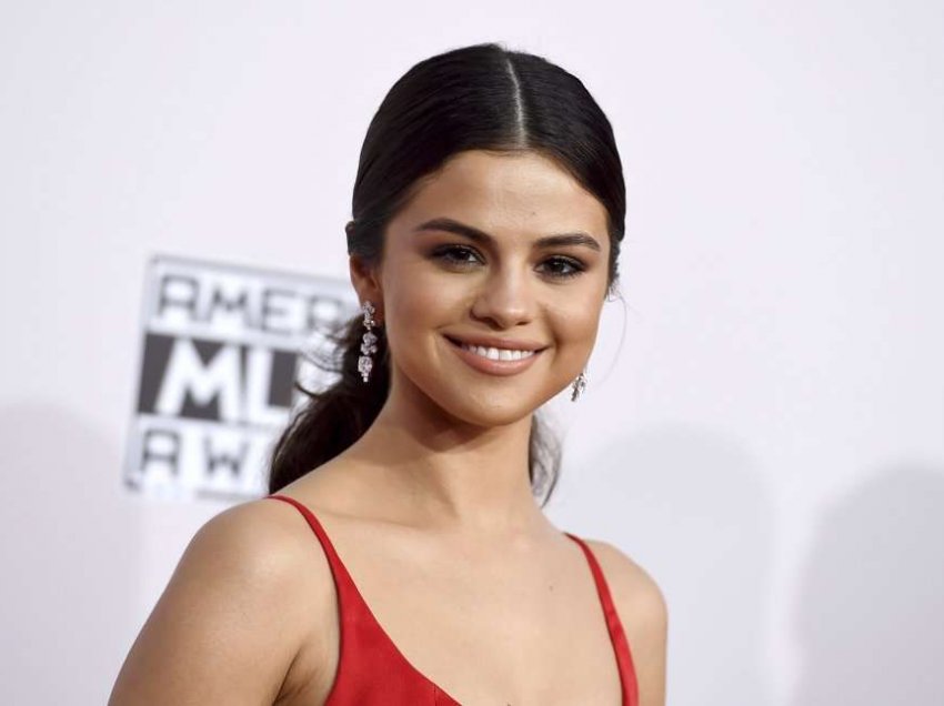 Selena Gomez ia kujton kryeministrit britanik premtimin e dhënë