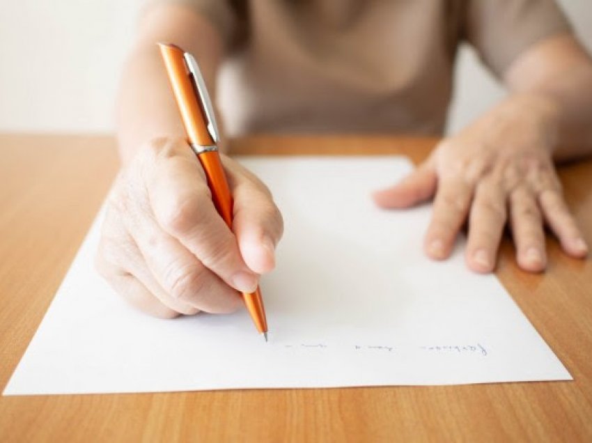 ​Shkrimi i dorës mund të tregojë simptomat e Parkinsonit