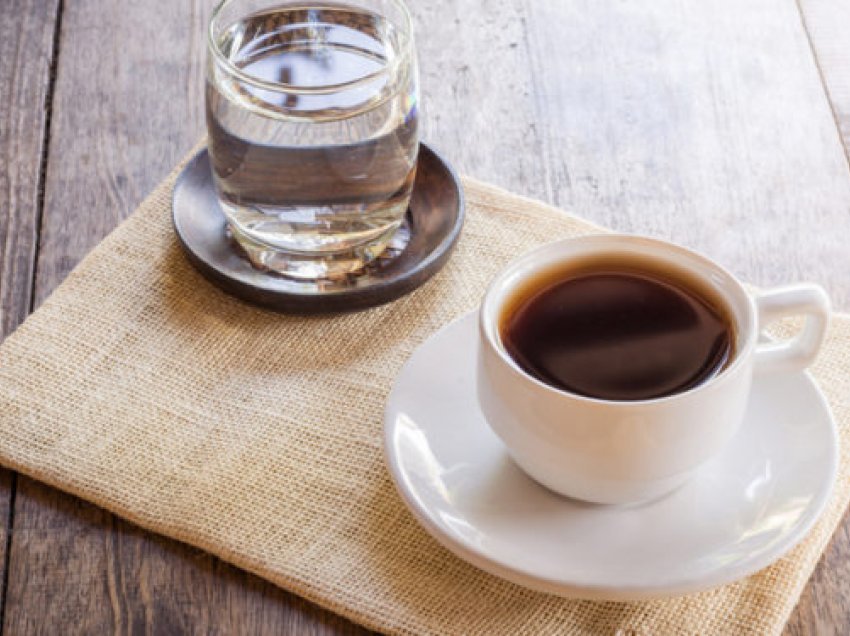 Sqarohet dilema: Gota e ujit pihet para apo pas kafesë?