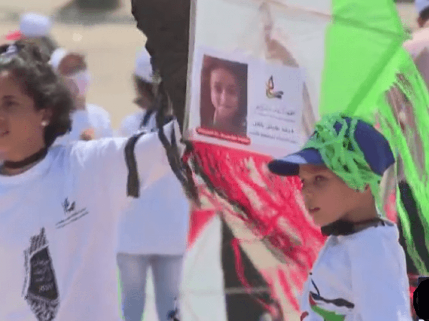 Fëmijët në Gaza ngrejnë balona me portretet e të miturve të vrarë nga sulmet ajrore të Izraelit