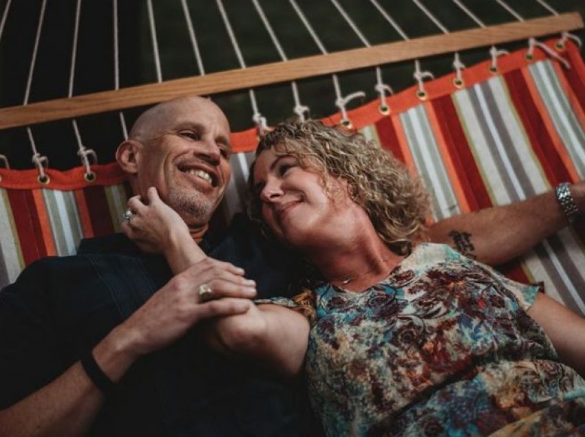 Burri me Alzheimer i propozon sërish gruas, harroi se ishte i martuar