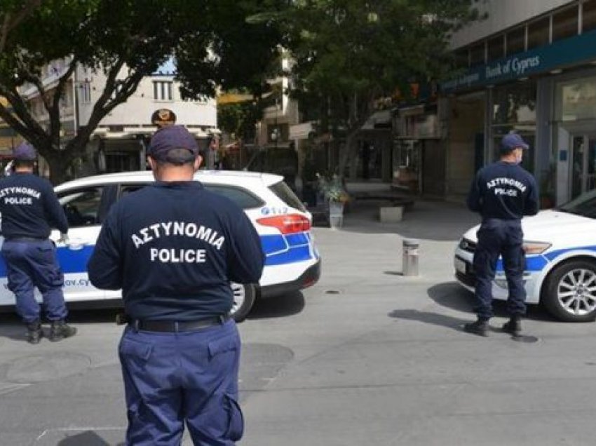 Fermeri shqiptar sulmon policin grek me shufër hekuri, dënohet me 9 vite burg