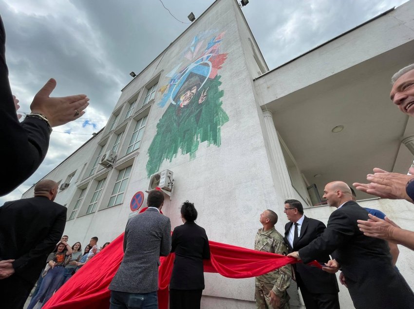 Gjilani shpalosi Muralin e Paqes i punuar në objektin e Zyrës së Kryetarit