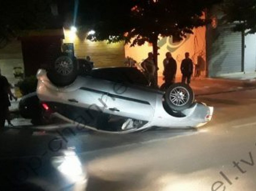Pamjet e aksidentit në Durrës, shoferi i dehur ktheu automjetin përmbys pasi u përplas me makinat e parkuara