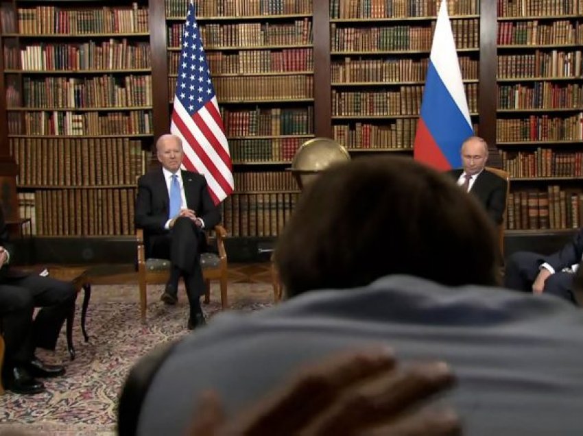Skena kaotike mes gazetarëve amerikanë dhe atyre rusë në takimin Biden-Putin
