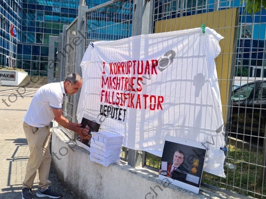 “I korruptuar, mashtrues, falsifikator e deputet” qytetari proteston para SPAK për Zef Hilën 