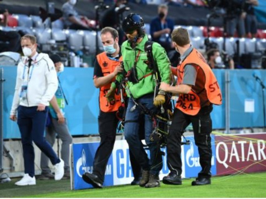 Futja e tifozit me parashutë në ndeshjen Francë – Gjermani i vë në dyshim ekspertët e sigurisë