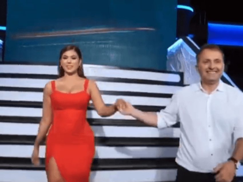 E kapi syri i keq, moderatorja shqiptare pengohet te shkallët e skenës së emisionit