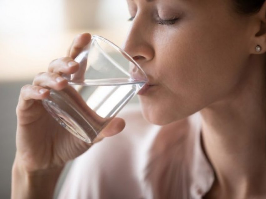 ​Ngjyra e urinës tregon nëse duhet të pini më shumë ujë