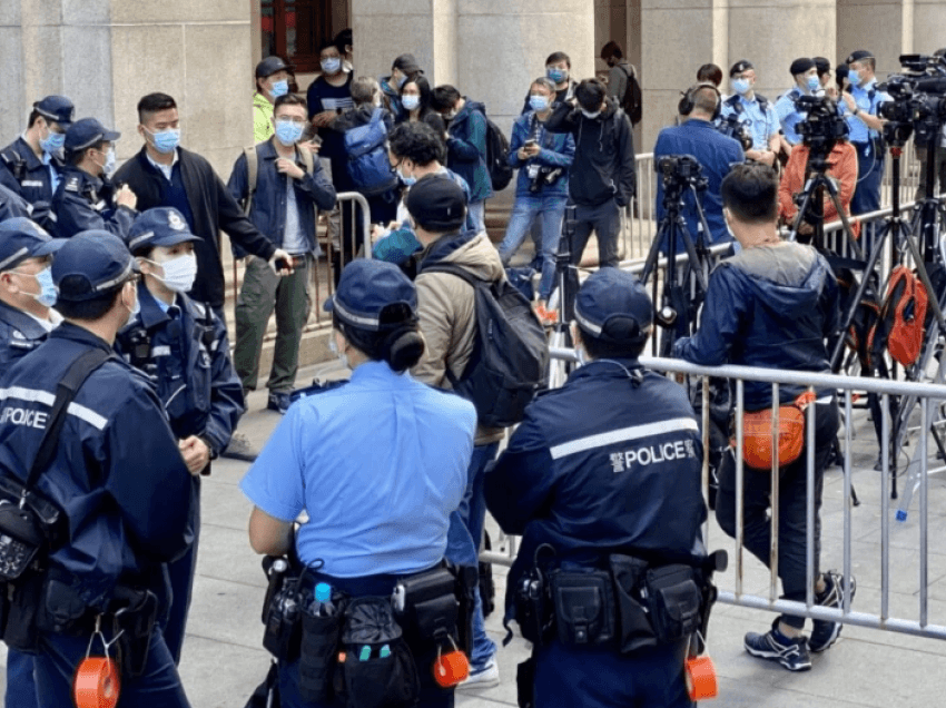 Hong Kong, policia arreston pesë drejtuesit e gazetës 