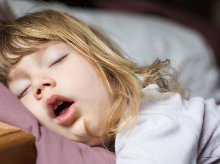 Nëse doni të rrisni fëmijë inteligjentë, ka një orar të caktuar gjumi!