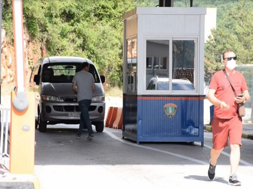 Greqia nuk ka hapur ende kufirin/ Në Kapshticë nuk mund të kalosh! Ndalohen anijet turistike