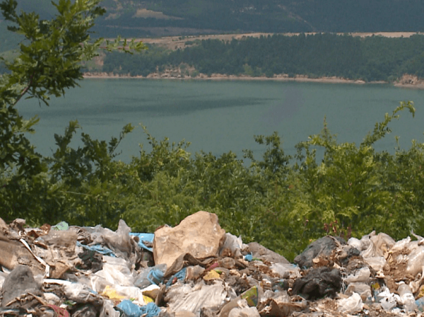 Kukësi në emergjencë mjedisore/ Plehrat grumbullohen në anë të liqenit, ndotje e madhe edhe pranë fshatrave