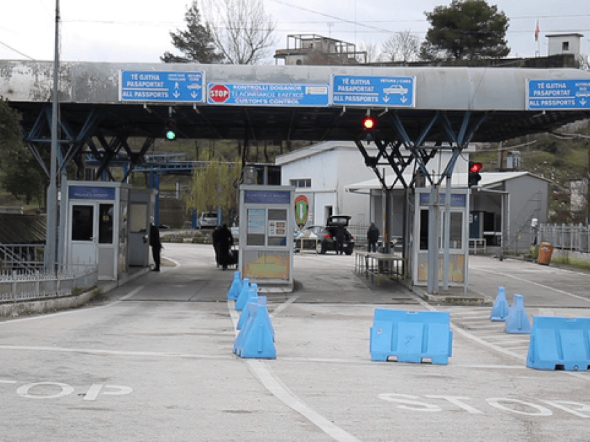 Mund të kaloni kufirin me Greqi në këmbë, autobusët shqiptarë nuk lejohen