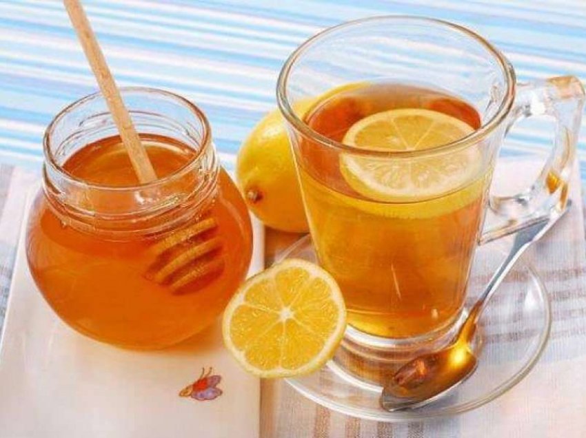 Kura me mjaltë dhe limon për problemet me tretjen