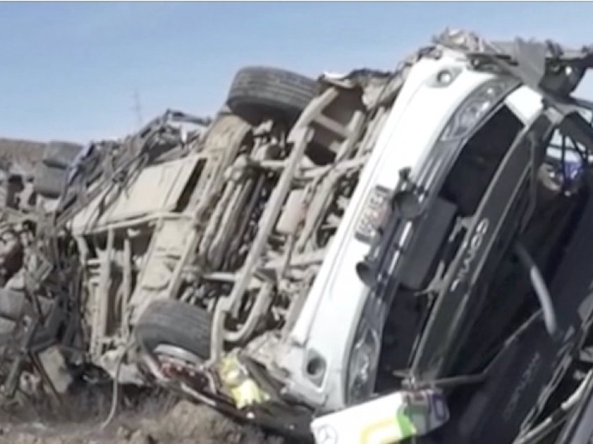Aksident tragjik/ Autobusi bie në humnerë, vdesin 27 minatorë