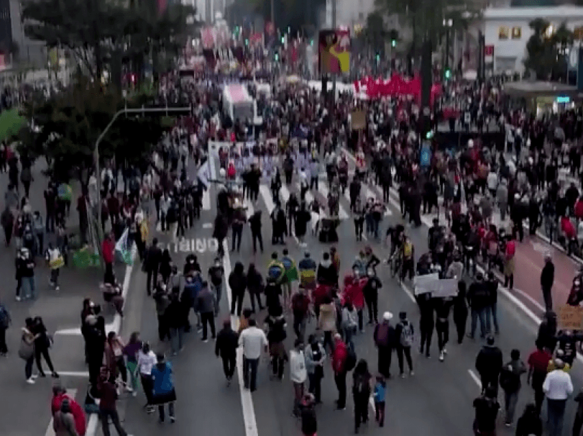 Brazilianët mbushin rrugët kundër presidentit: Dështove me pandeminë!