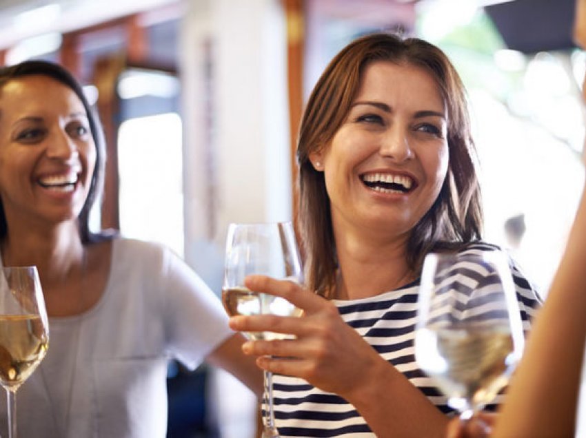 E thotë OBSH: Gratë e moshës 18-50 vjeç nuk duhet të pijnë alkool
