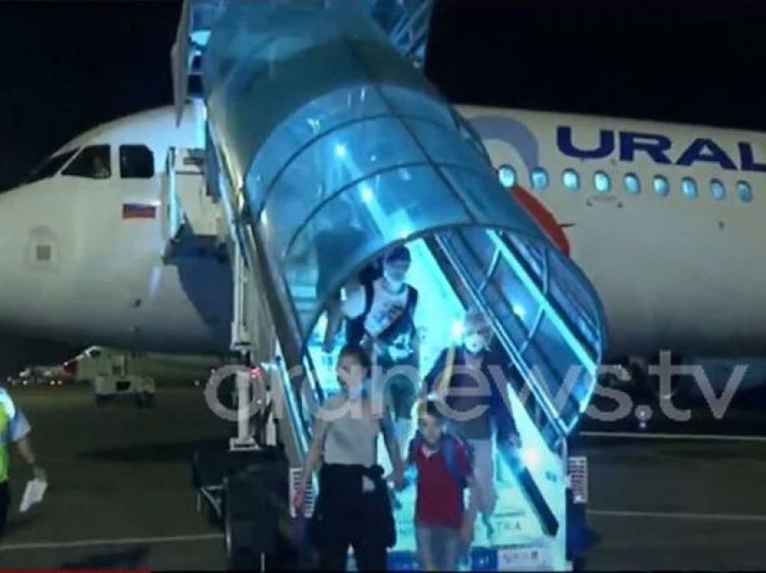Mbërrin avioni i parë me 200 turistë rusë në aeroportin 