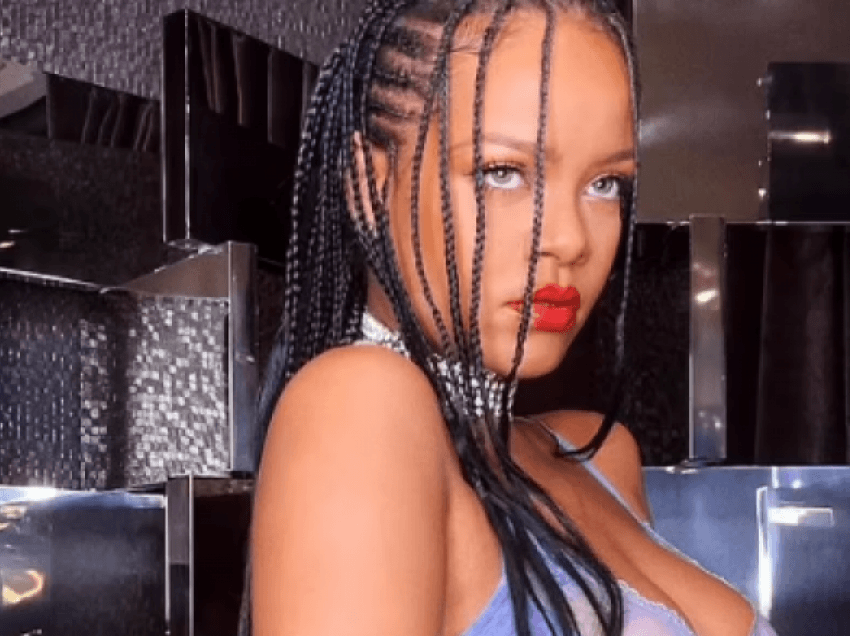 Rihanna pozon nga marka e saj Savage X Fenty 