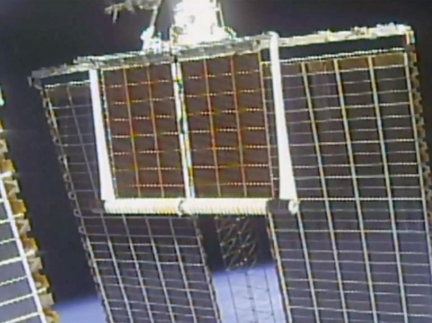 Astronautët instalojnë një panel të ri diellor në stacionin hapësinor