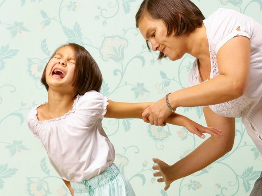 Efektet u shuplakave nga prindërit tek fëmijët mund të ndikojnë në mënyra të pabesueshme tek truri!