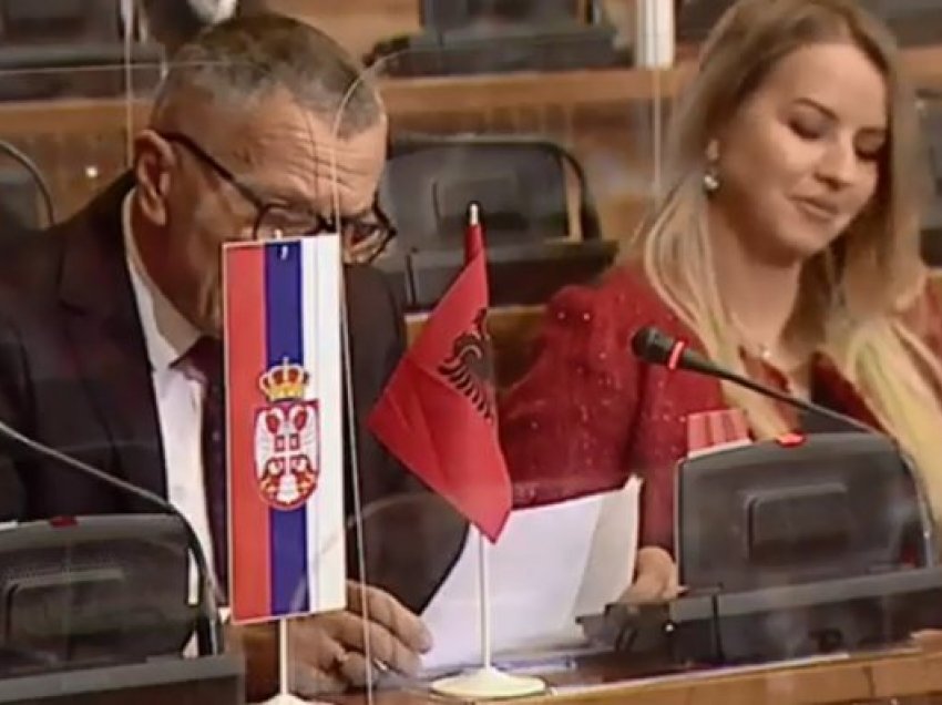Deputeti shqiptar në parlamentin serb “prish” qetësinë e raportimit të Vuçq, ky është reagimi