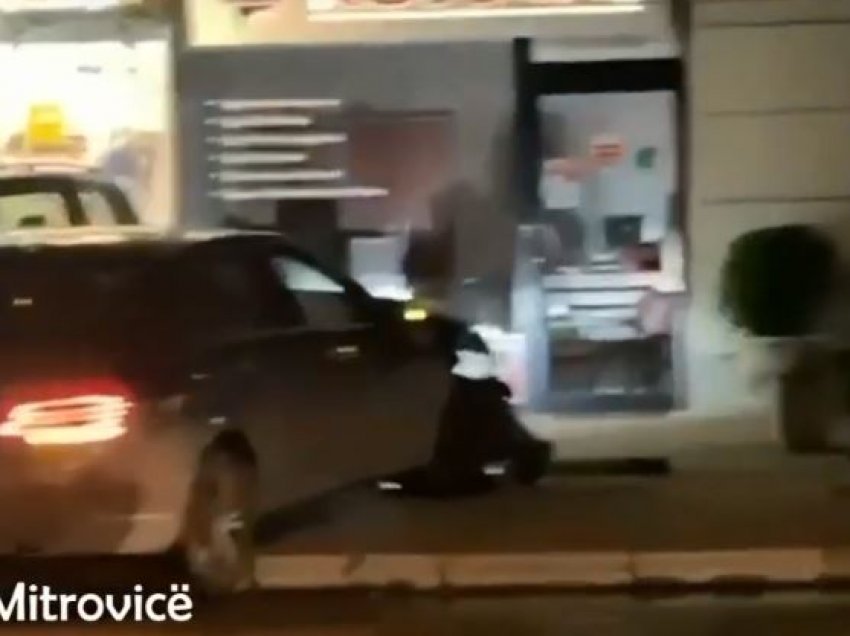 Mitrovicë, vetura humb kontrollin dhe godet disa persona në trotuar