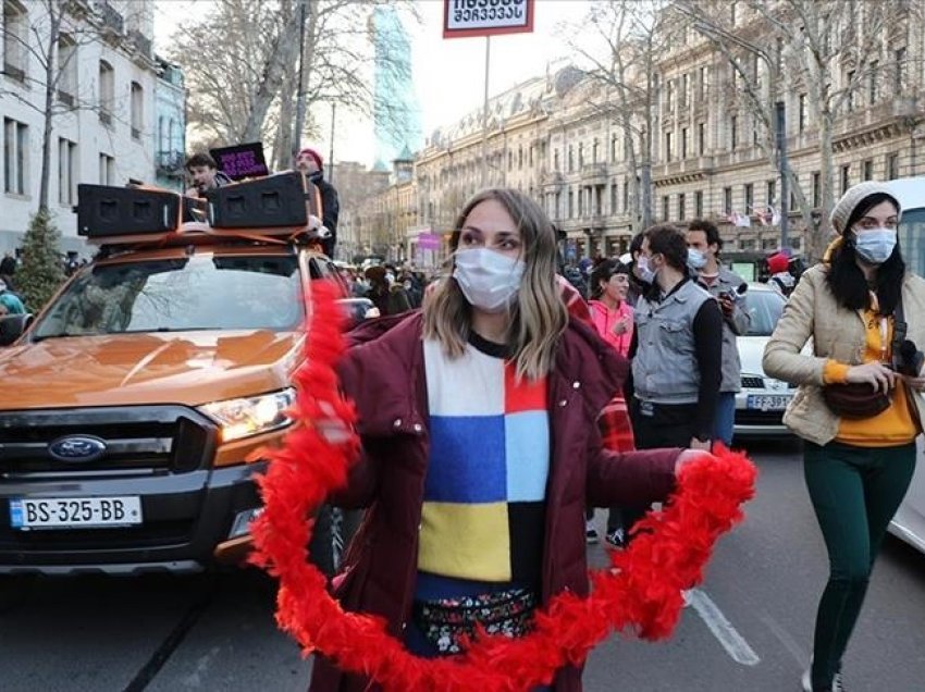 Gjeorgji, hiqet detyrimi për mbajtjen e maskës në ambient të hapur