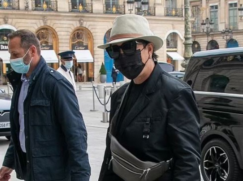 Kris Jenner arrin në Paris me veshje plot stil 