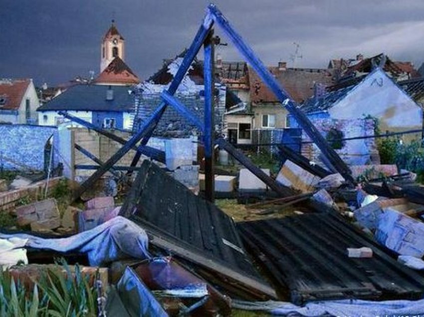 Tornado rrafshon fshatrat në Çeki, raportohet për viktima