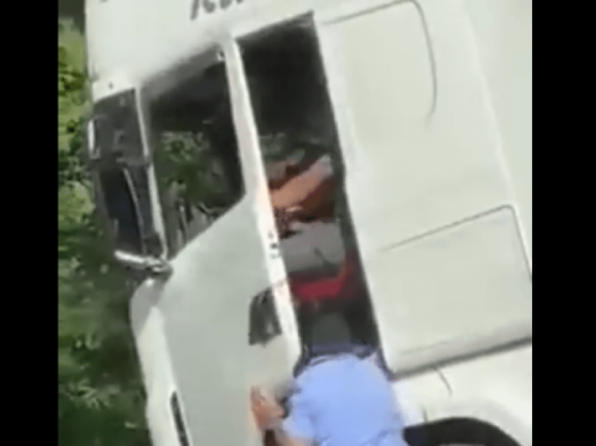 Nuk pajtohet me vendimin, shoferi ia zë kokën me derë të kamionit policit shqiptar