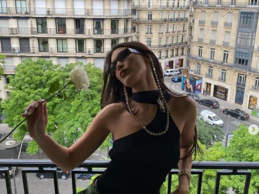 Bella Hadid shfaqet seksi nga ballkoni