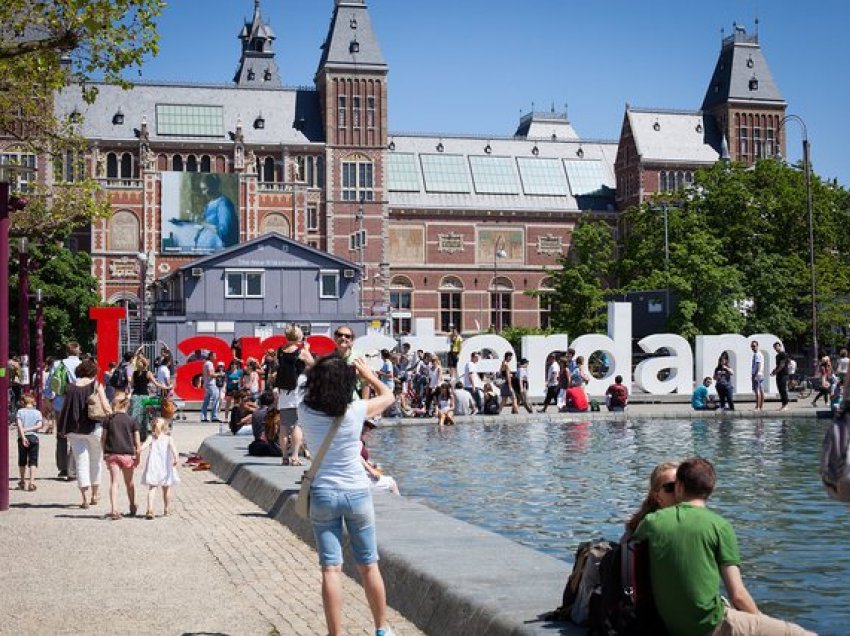Amsterdami ka një mesazh për turistët: ‘Nuk jeni të mirëpritur nëse…’