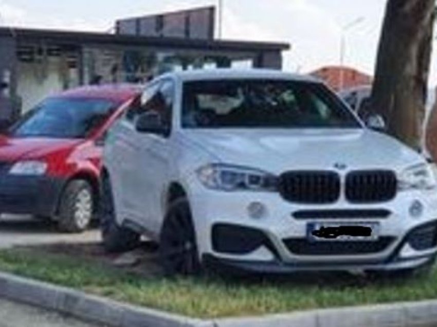 E habitshme / Podujevë: Qytetari parkon veturën në hapësira të gjelbra