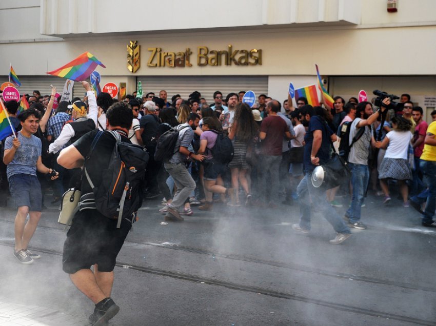 Parada e komunitetit LGBTI, përplasje dhe arrestime në Turqi