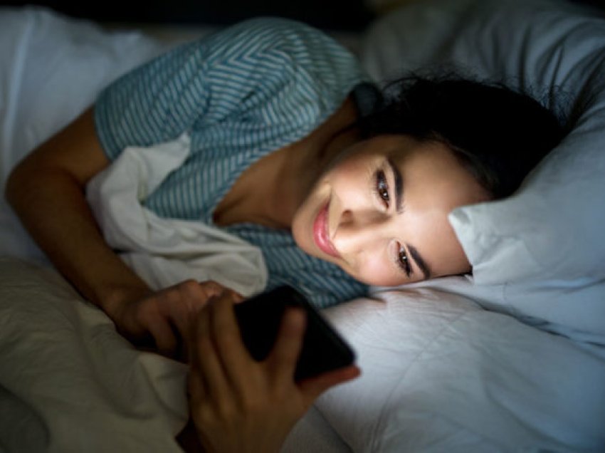 Efektet e dritës blu – mos e përdorni telefonin para gjumit