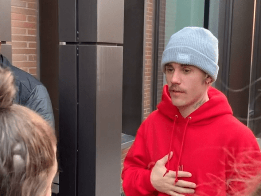 Në videon e bërë virale, Justin u kërkon fansave të largohen nga shtëpia e tij në këtë mënyrë