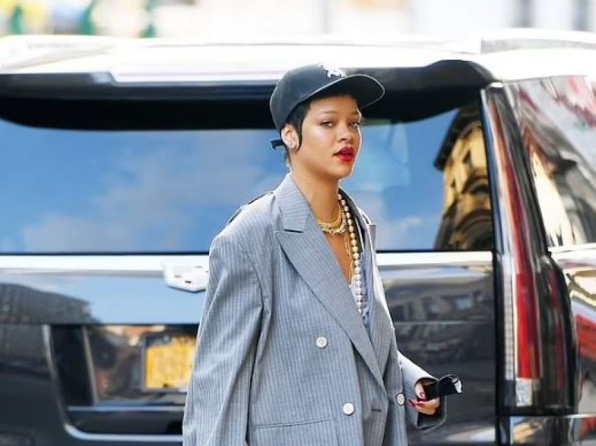 Rihanna shihet me veshje të shkurtër në New York