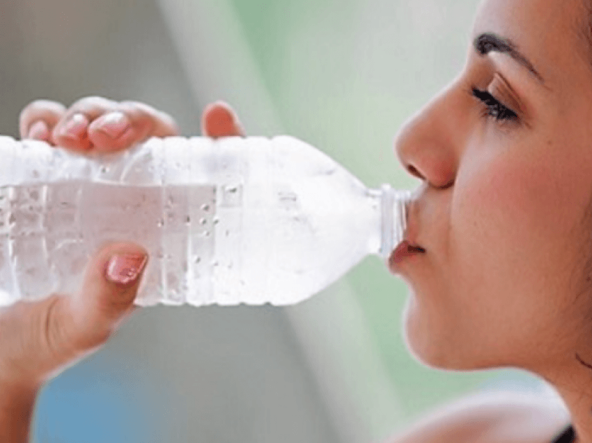 Pini ujë posa të zgjoheni nga gjumi për shëndet të mirë