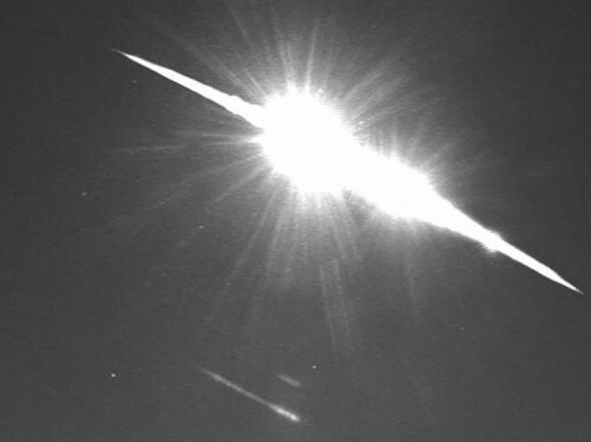 Një meteor duke fluturuar në qiell, britanikët ndoqën “spektaklin” – gjithçka zgjati vetëm shtatë sekonda