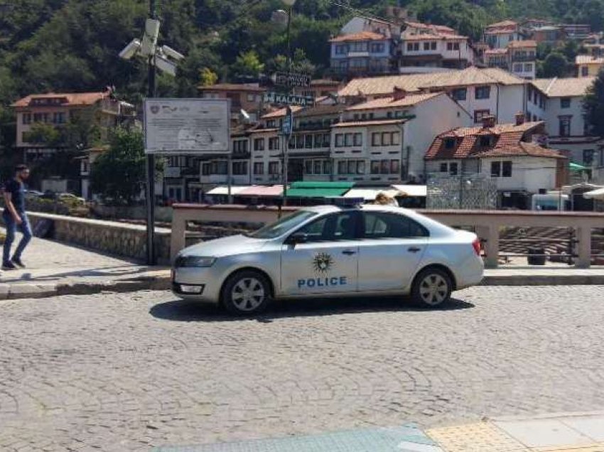 Me armë të shkurta e maska, dy persona grabitin zyret e KEK-ut në Prizren