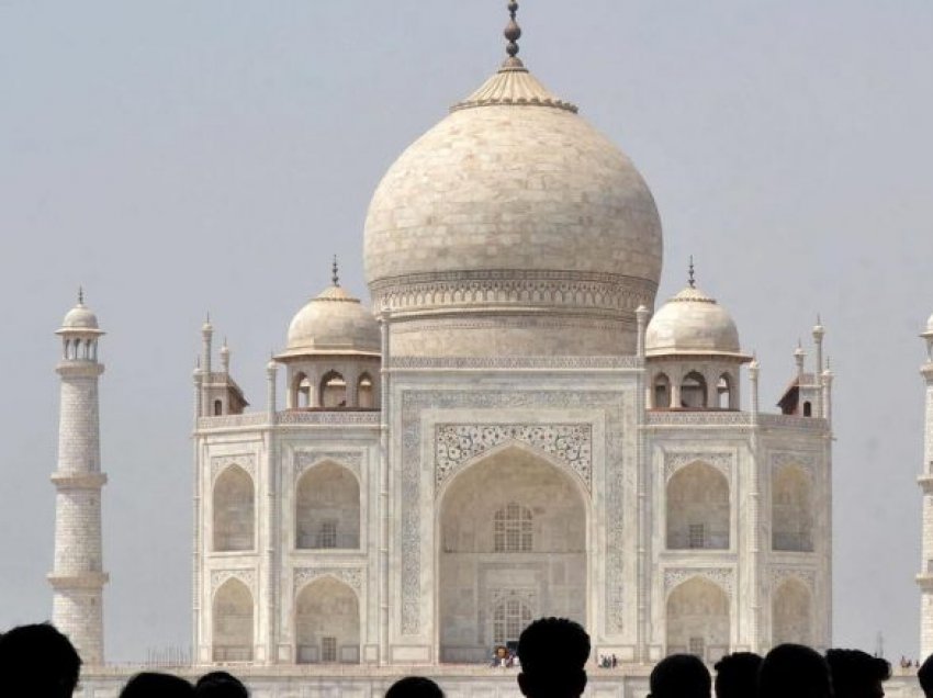 Evakuohet Taj Mahal, për shkak të telefonatës kërcënuese për vënie të bombës – atraksioni turistik për pak momente u mbyll